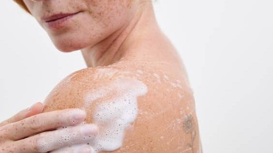 Junge Frau in der Dusche
