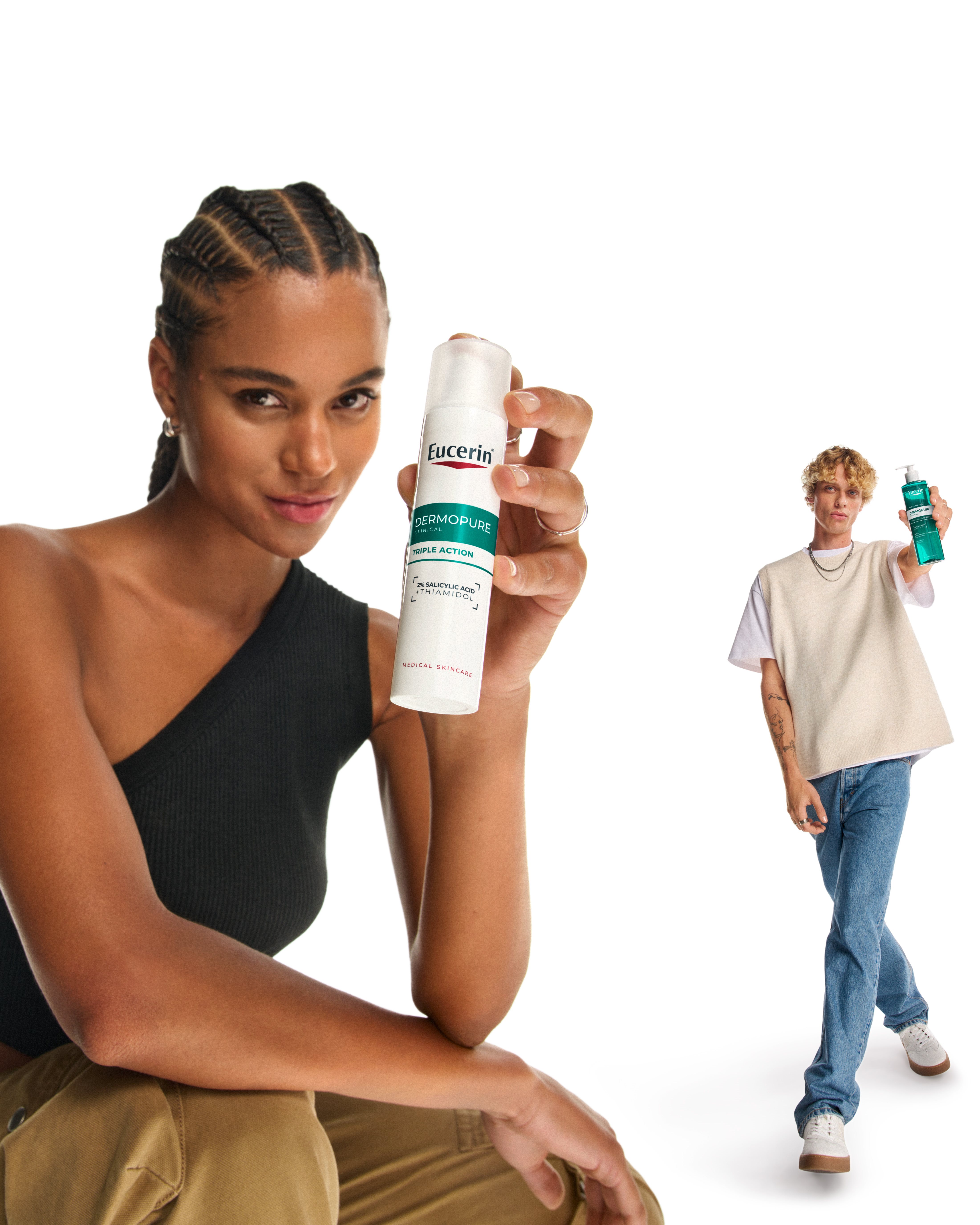 Junge Frau im Vordergrund und junger Mann im Hintergrund zeigen Eucerin Pflegeserie DermoPure Clinical