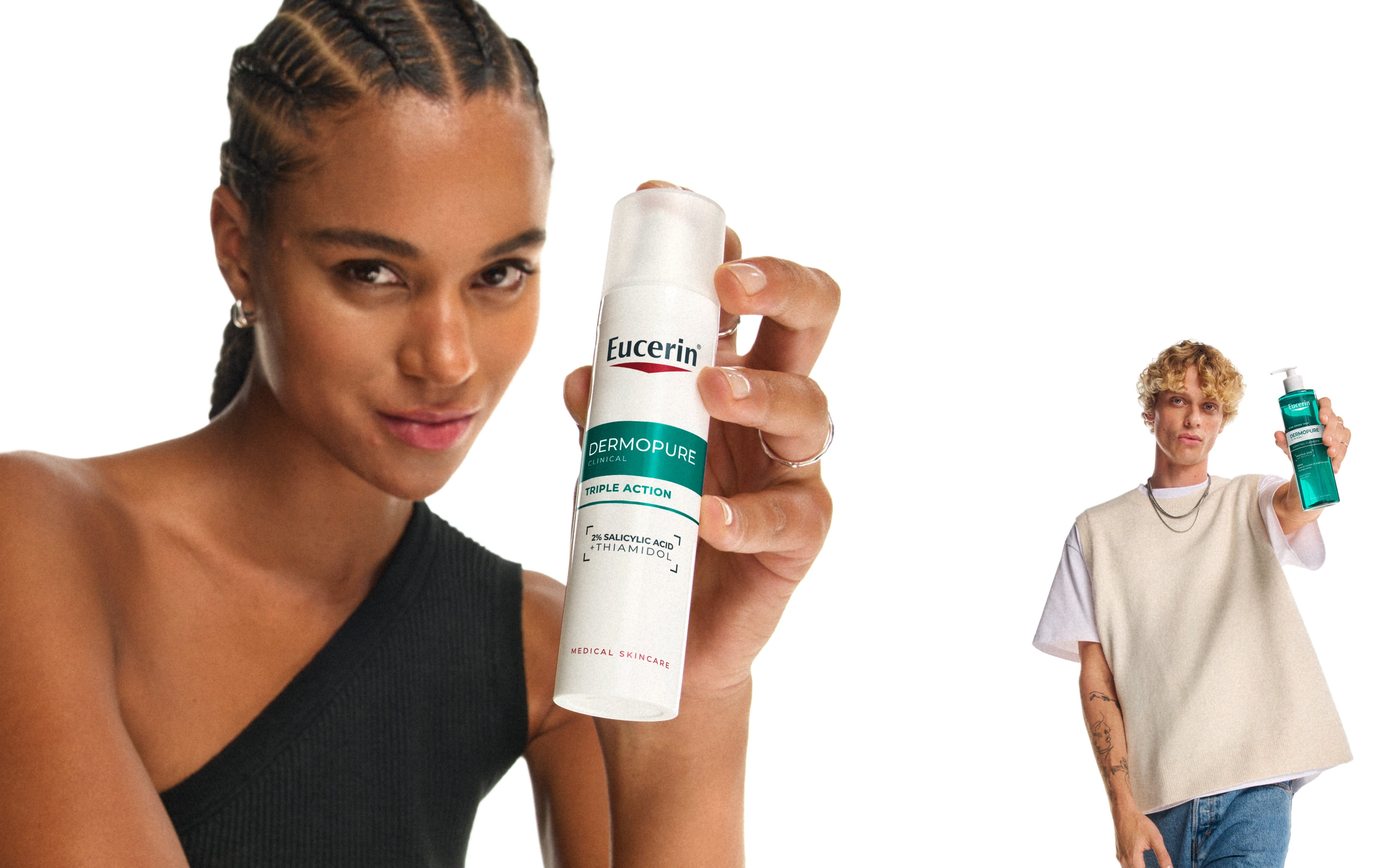 Junge Frau trägt ein NIVEA Serum auf